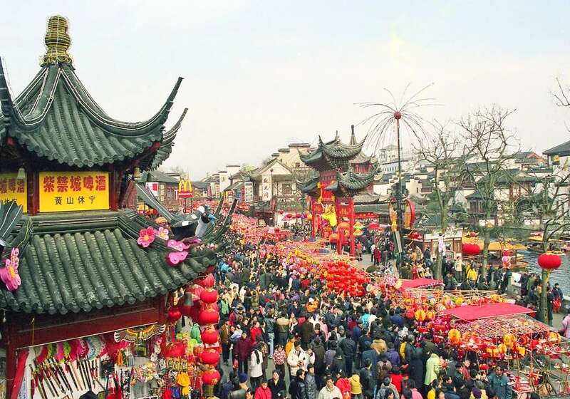 2000年的秦淮灯会上到处都是大红灯笼。刘健芝 摄