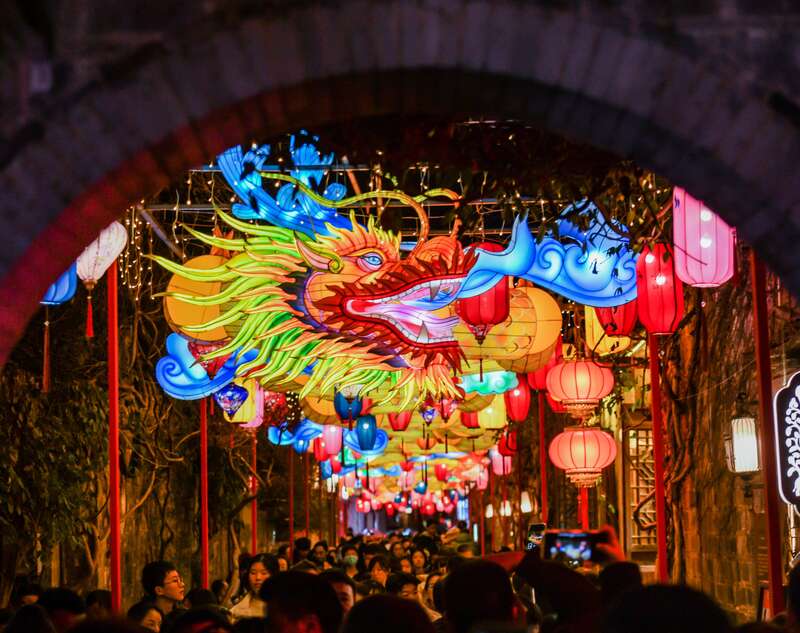 2024年2月，老门东景区内以“龙”为主题的灯彩吸引游客市民驻足观看。 