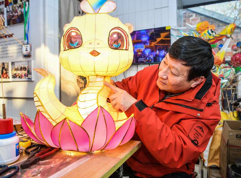 灯彩艺人正在制作以“蛇”为主题的花灯。