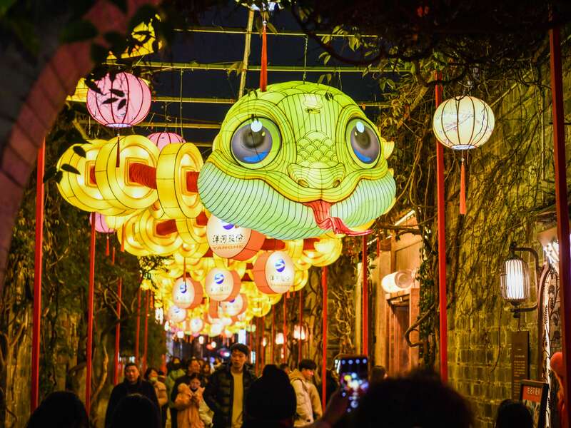 老门东景区内的超长萌蛇灯巷。