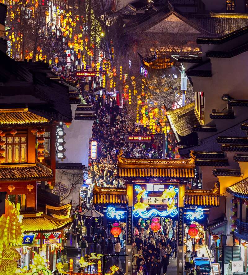 每年元宵节，不少游客来到秦淮灯会夜游观灯。