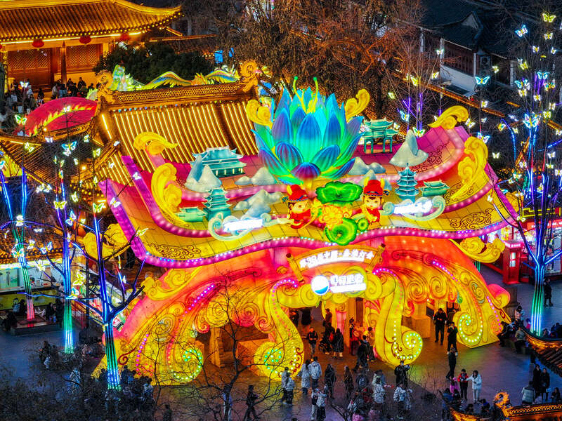 2025年1月20日，不少市民游客在夫子庙欣赏灯彩盛景，感受新春美好祝福。