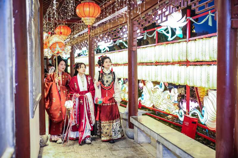 2024年元宵节，游客在白鹭洲公园赏花灯。