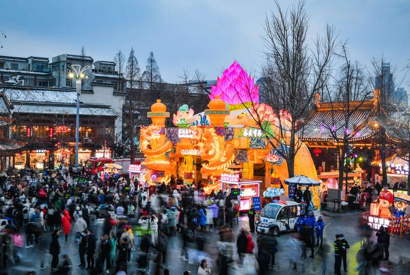 2024年2月24日元宵节，不少游客来到秦淮灯会夜游观灯。