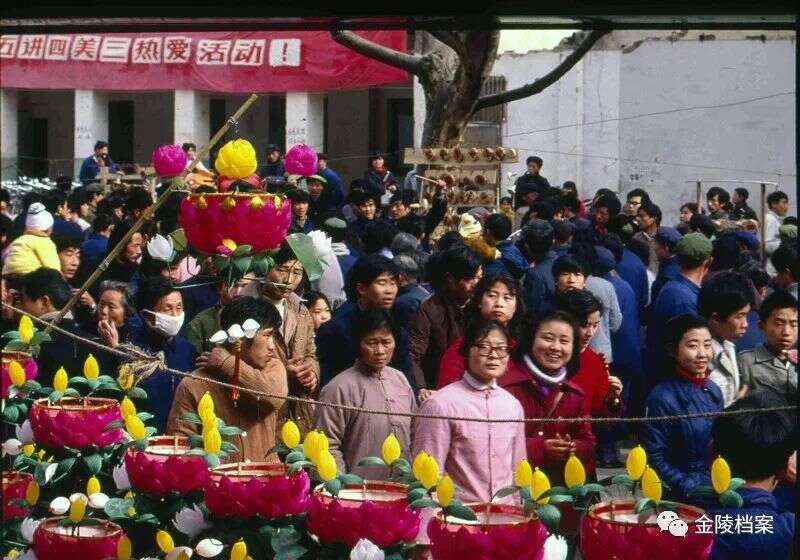 1983年春节夫子庙花灯市场。南京市档案馆馆藏
