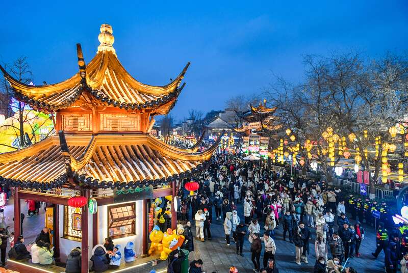 2024年元宵节，秦淮灯会上人流如织。