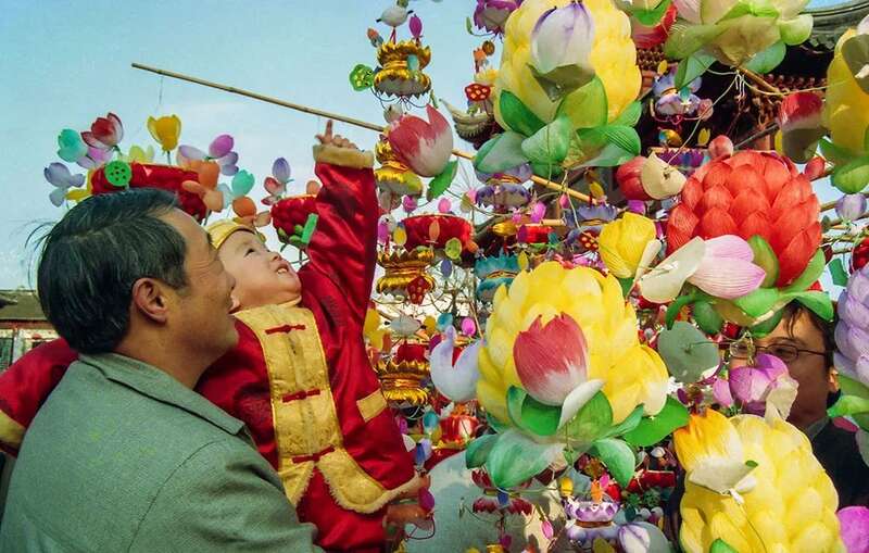 2002年父女赏灯。祁恩芝 摄