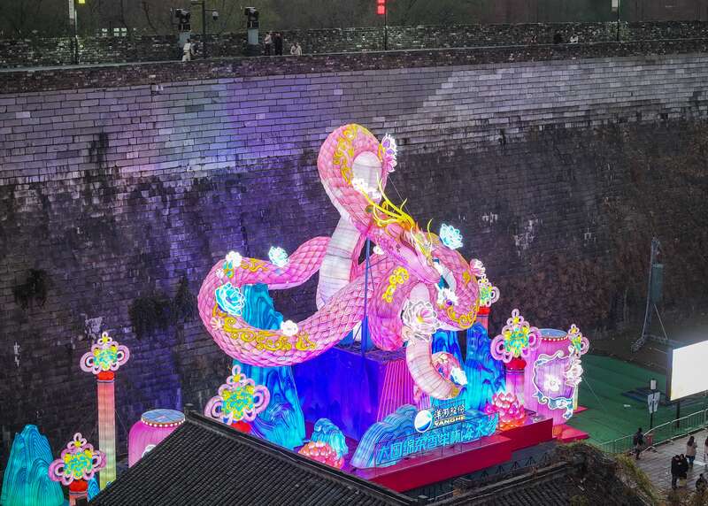 巨型生肖“蛇”灯立于城墙脚下，是门东片区参与秦淮灯会11年以来的最大主灯。