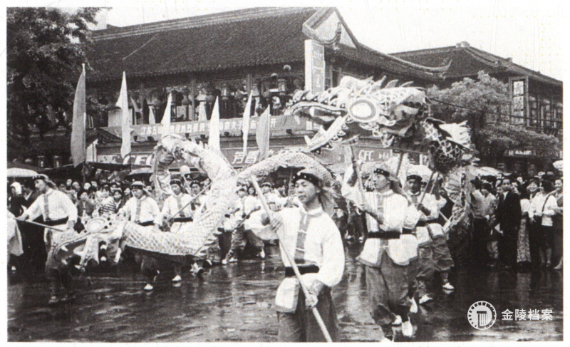 1986年秦淮灯会上的舞狮表演。